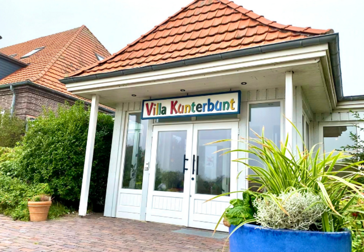 Der Haupteingang der DRK Villa Kunterbunt Wangerooge.