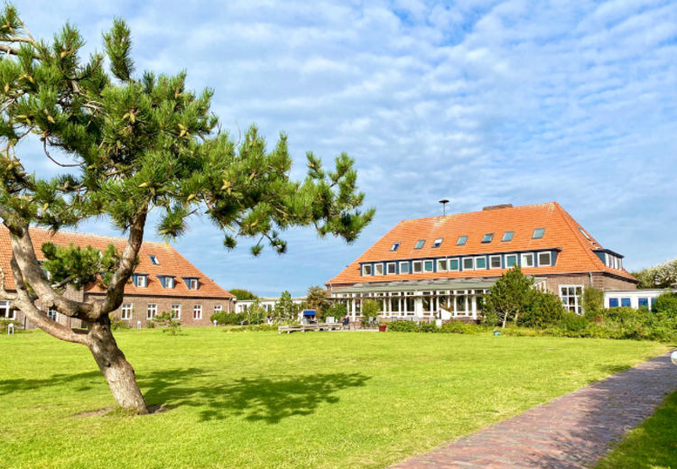 Blick auf unser Klinikgelände mit dem roten Haus (links) und dem blauen Haus.