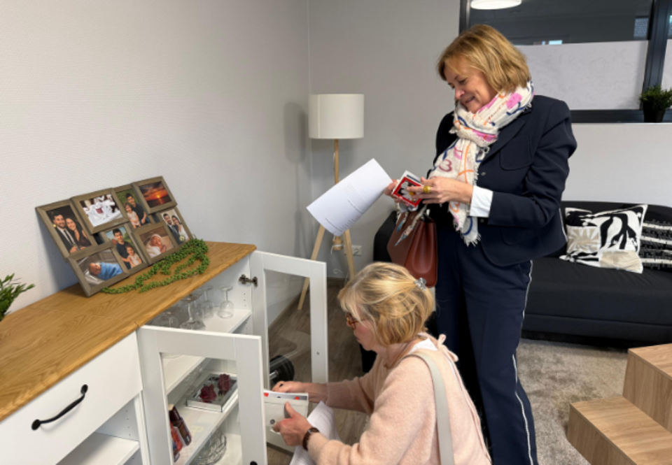 Frau Bruns macht sich in der Ausstellung ‚Rosenzimmer‘ ein Bild von den Hinweisen auf häusliche Gewalt.