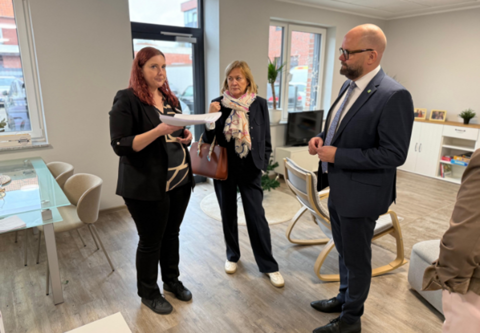 Vizepräsidentin Maria Bruns und Landrat Johann Wimberg besichtigen die Ausstellung ‚Rosenzimmer‘, die häusliche Gewalt thematisiert.