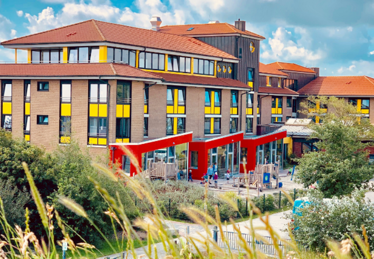 Blick über die Dünen auf unser DRK Nordsee-Kurzentrum Schillig.